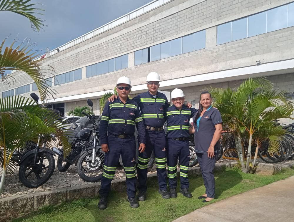 Servicio de Aseo para Edificios: La Solución Profesional para un Entorno Impecable 3 Personal de Induaseo haciendo servicio de aseo para edificios
