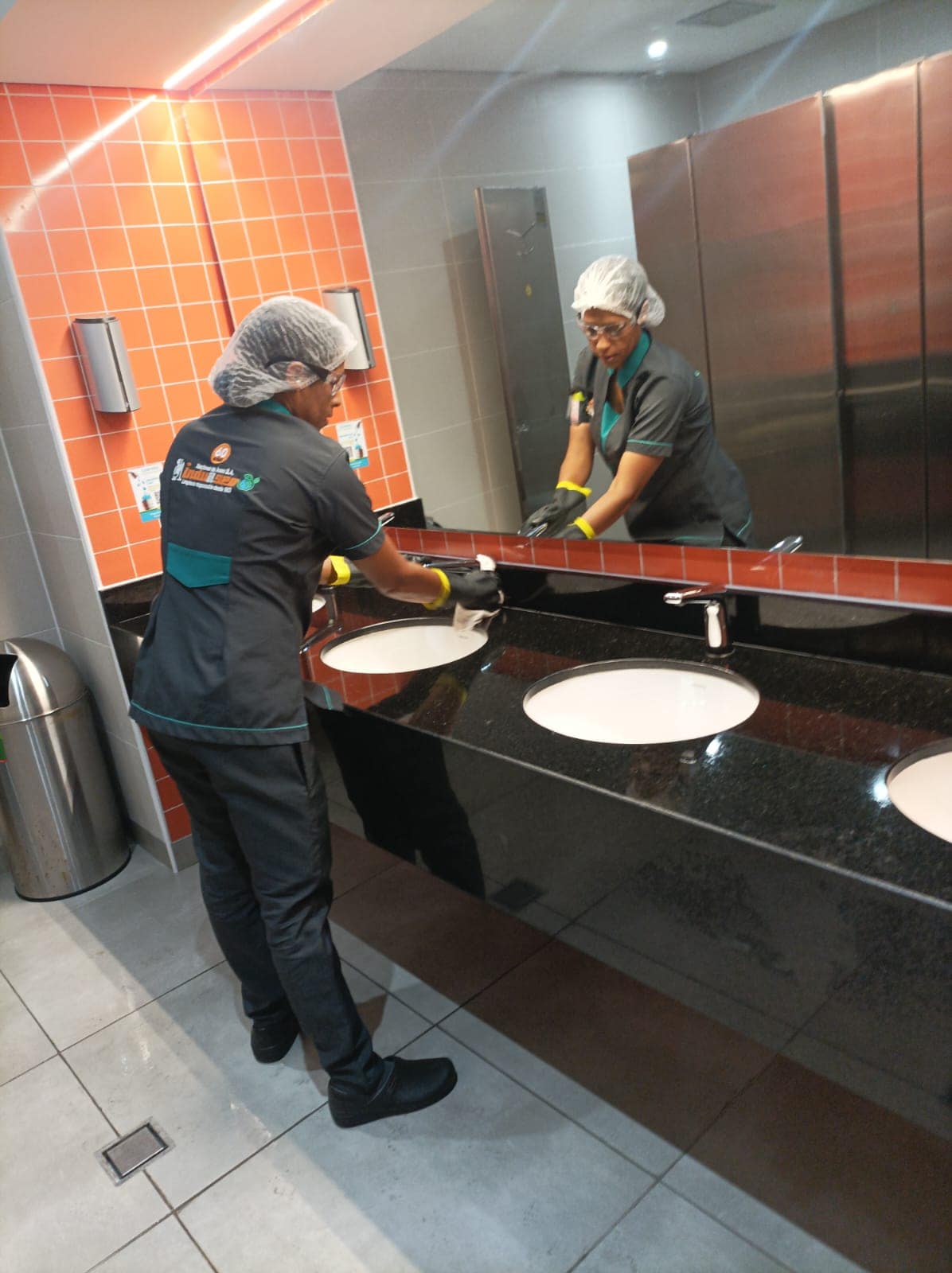 Servicio de Aseo para Edificios: La Solución Profesional para un Entorno Impecable 5 Aseo en baño corporativo por empleado de Induaseo