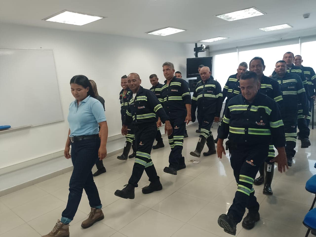 Descubra Nuestros Servicios de Limpieza Especializada en Colombia 3 Equipo de Trabajo de Induaseo. Servicios de Limpieza