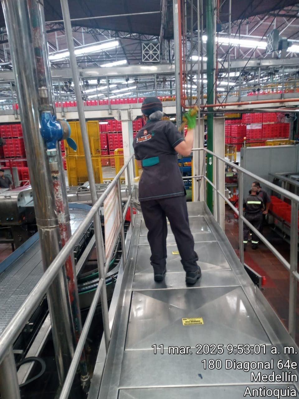 Servicios de Aseo y Limpieza para Grandes Superficies 9 Mujer realizando aseo en grandes superficies
